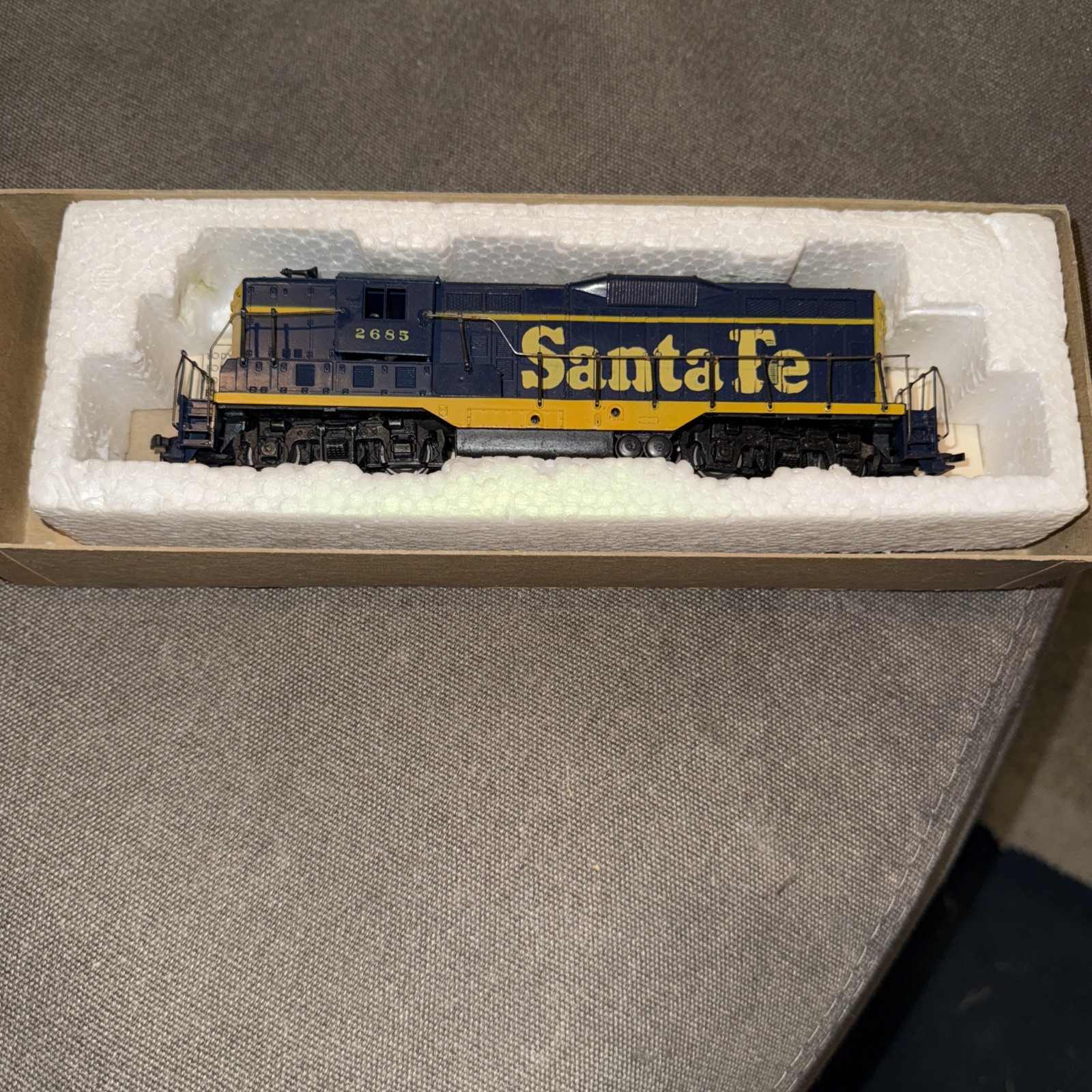 ho scale train Atearn Sante Fe #2685 NEW