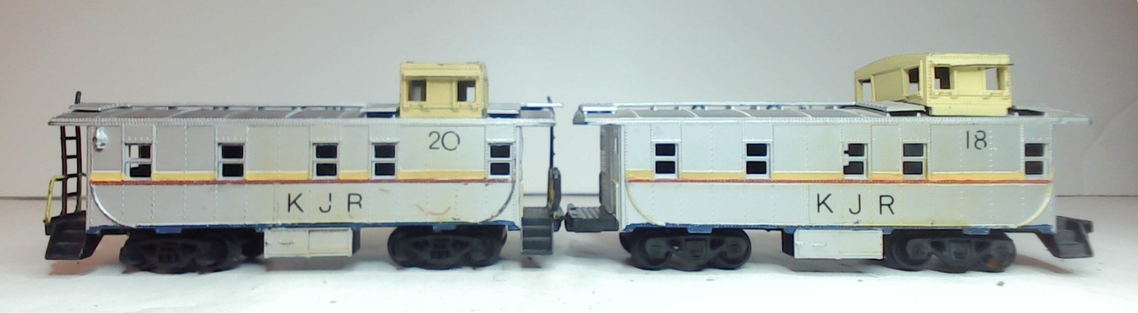 Hand-painted AHM HO RS-2 Diesel Locomotive, 2 Cabooses – Roco, Unbranded (DL076)