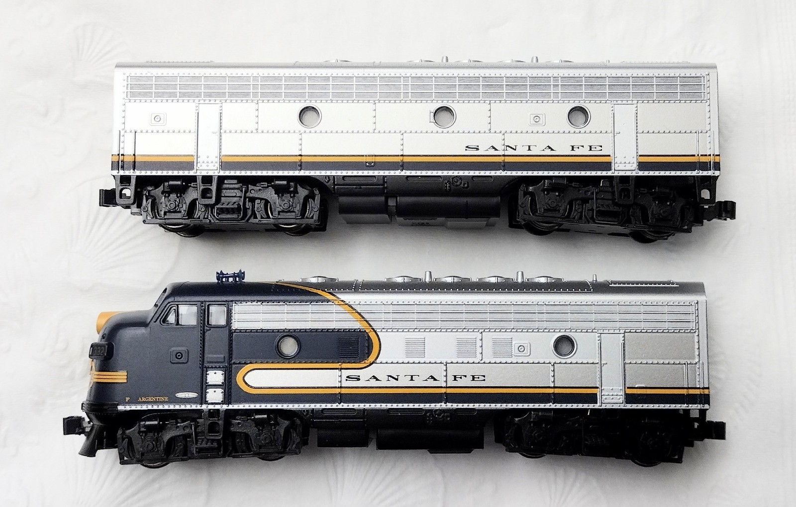 Kato N #176-2126/176-2213 F7A/F7B Santa Fe Bluebonnet #332 (Powered Set)
