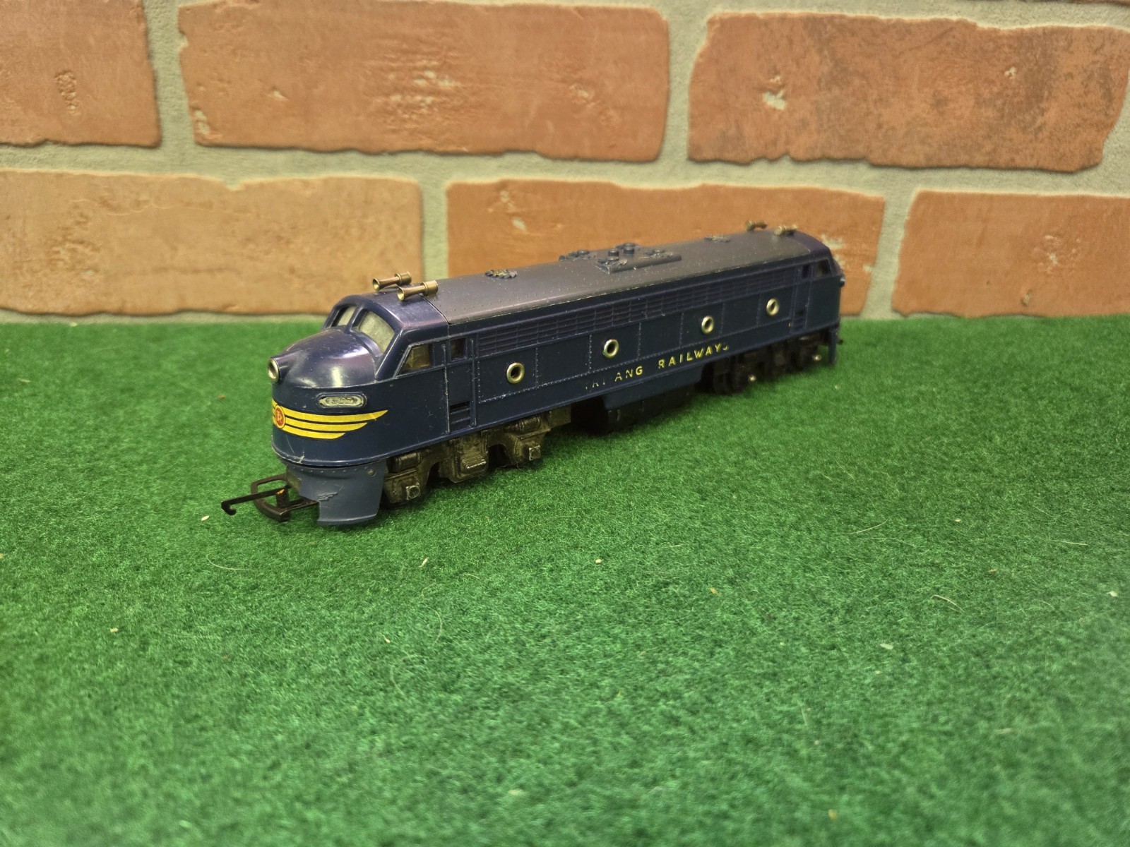 Triang Hornby HO/OO R.159 Australia NZ Diesel Locomotive Runs