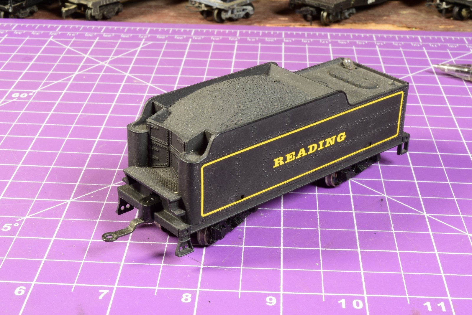 TrkRdy 3.3 oz READING plastic square tender, has pickups on trucks