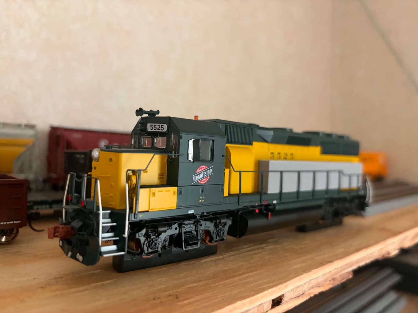 scaletrains rivet counter ho gp40 CNW 5525