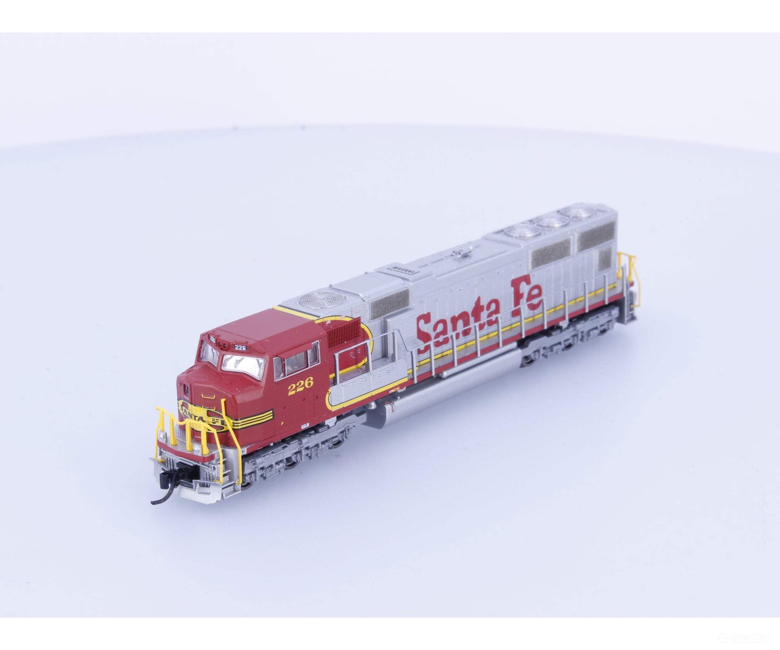 Athearn 10702 N SD75M Warbonnet Diesel Locomotive Santa Fe (SF) 226 Analog DC