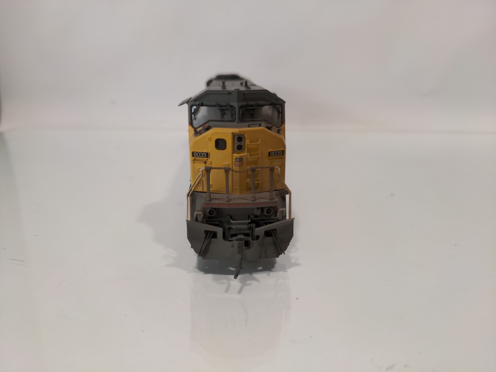 Kato HO 37-6358 SD90/43MAC Locomotive Union Pacific UP 8039 Light Weathering