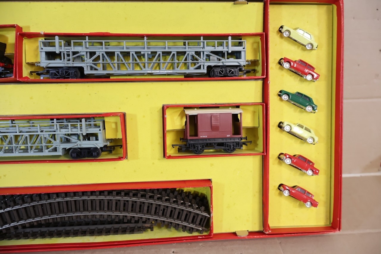 TRIANG HORNBY RS62 CAR-A-BELL SET with BR 0-6-0 CLASS 3F LOCOMOTIVE 47606 2op