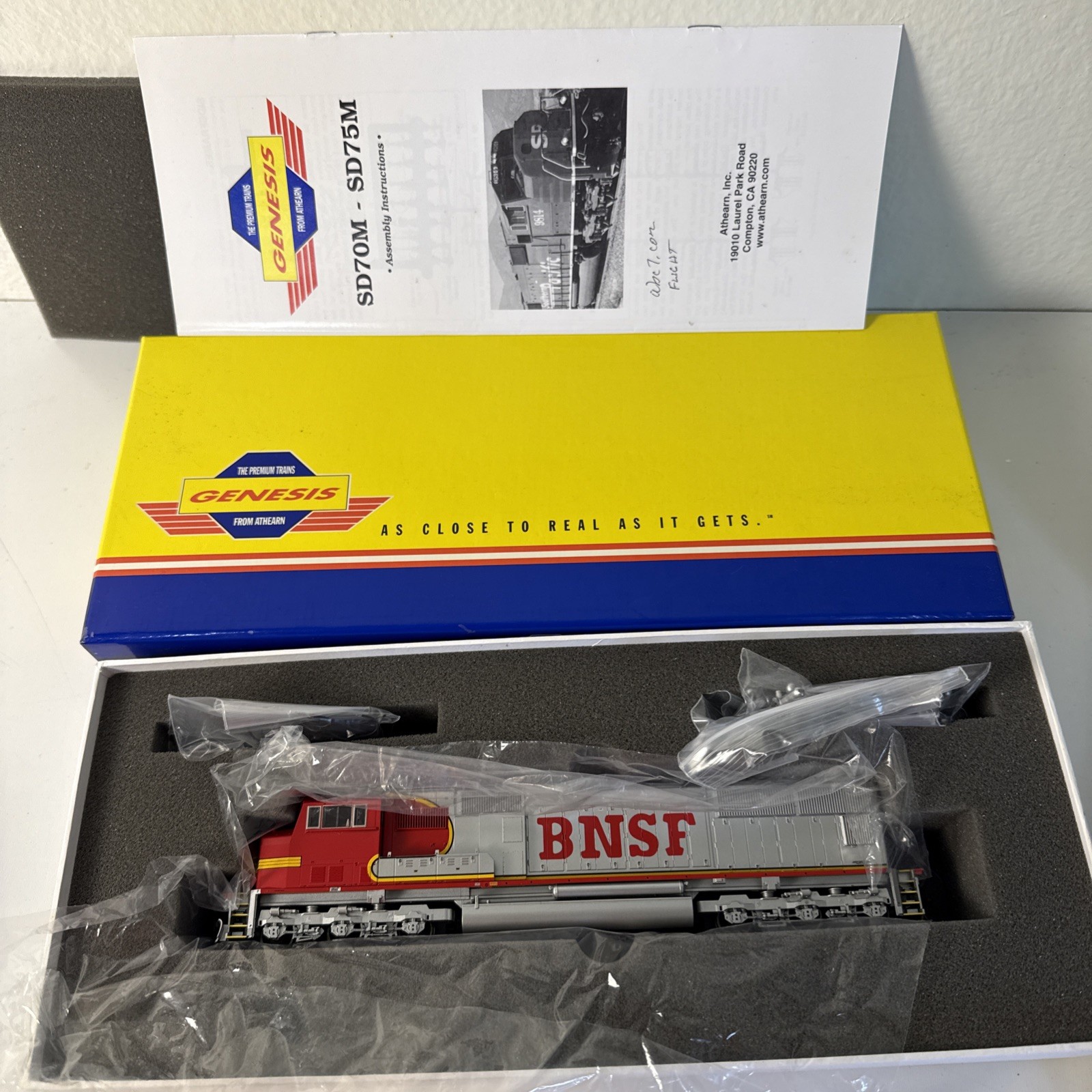 ATHEARN / GENESIS # G6135~ BNSF SD75M POWERED LOCOMOTIVE # 8270 ~HO SCALE