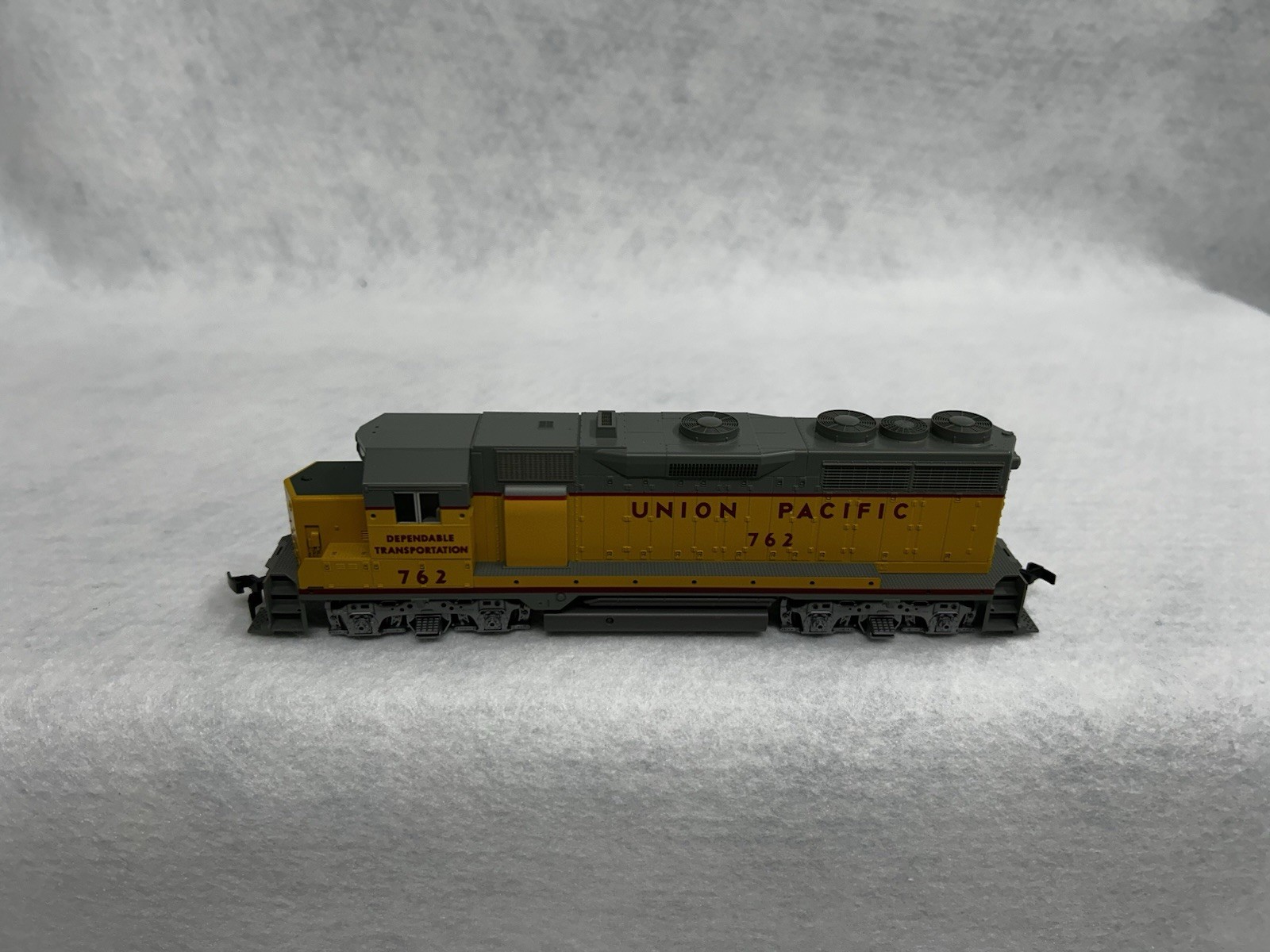 Beautiful KATO Union Pacific Railroad GP-35 Diesel Engine HO