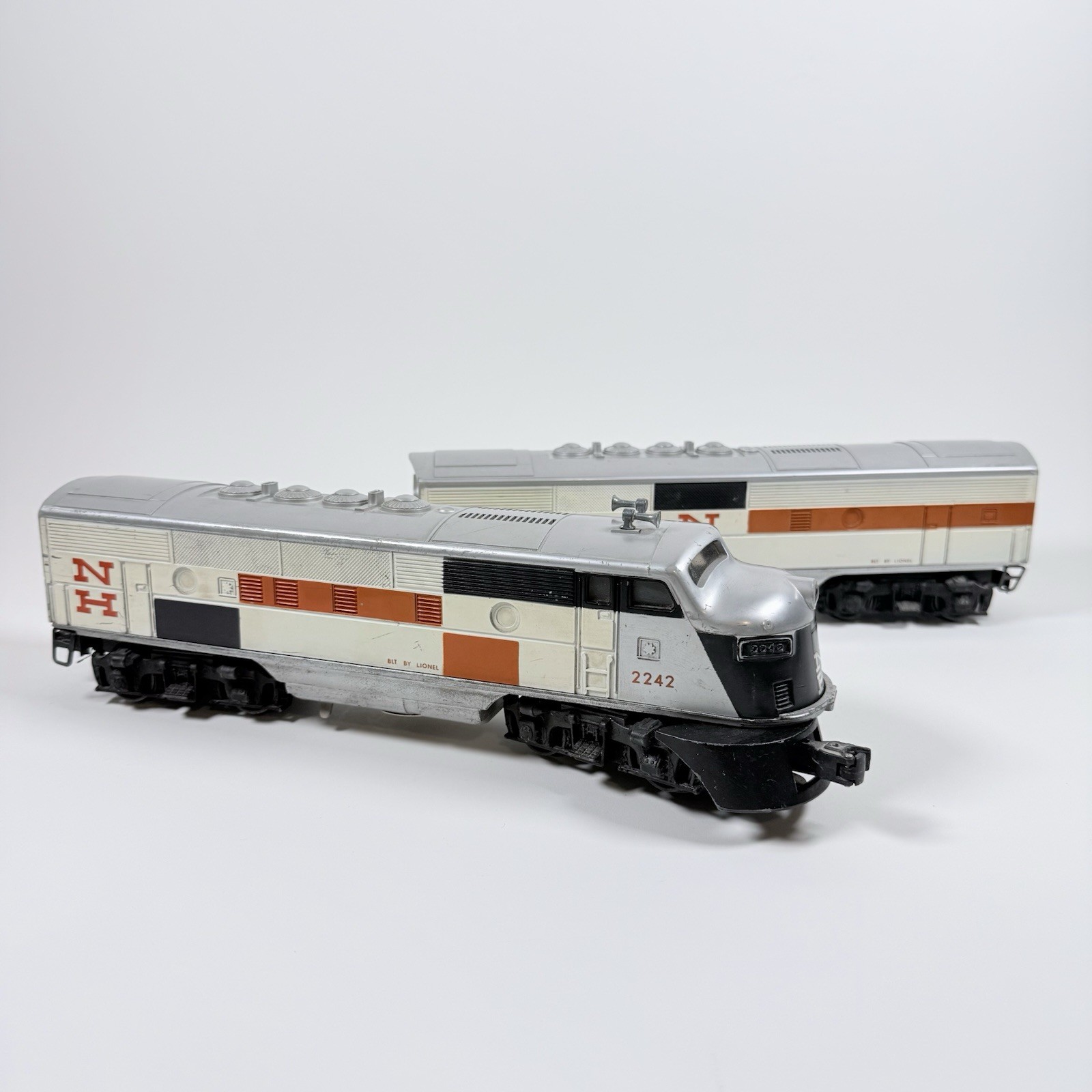 Lionel Trains 8851-8852 New Haven 2242 Diesel Locomotive A B set, O Gauge