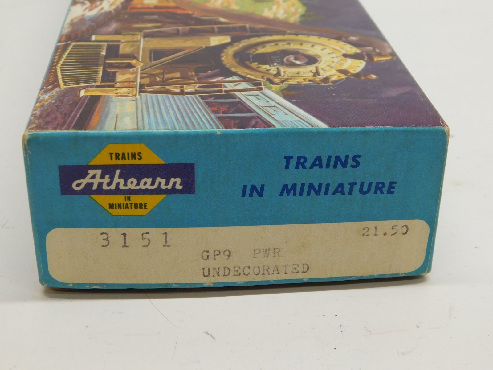 Athearn HO Blue Box Undecorated GP9 Diesel Locomotive – Powered Unit