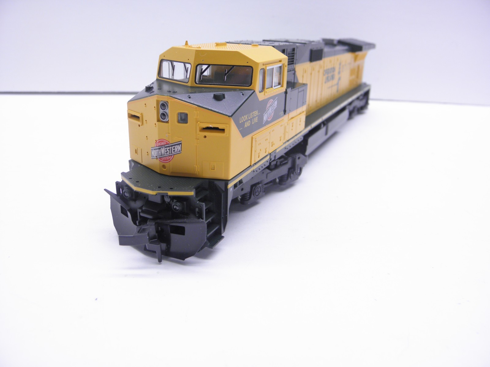 KATO GE-C44-9W LOCOMOTIVE – CNW #8717 – HO SCALE- CHECKED AND RUNS DCC PLUG-NEW