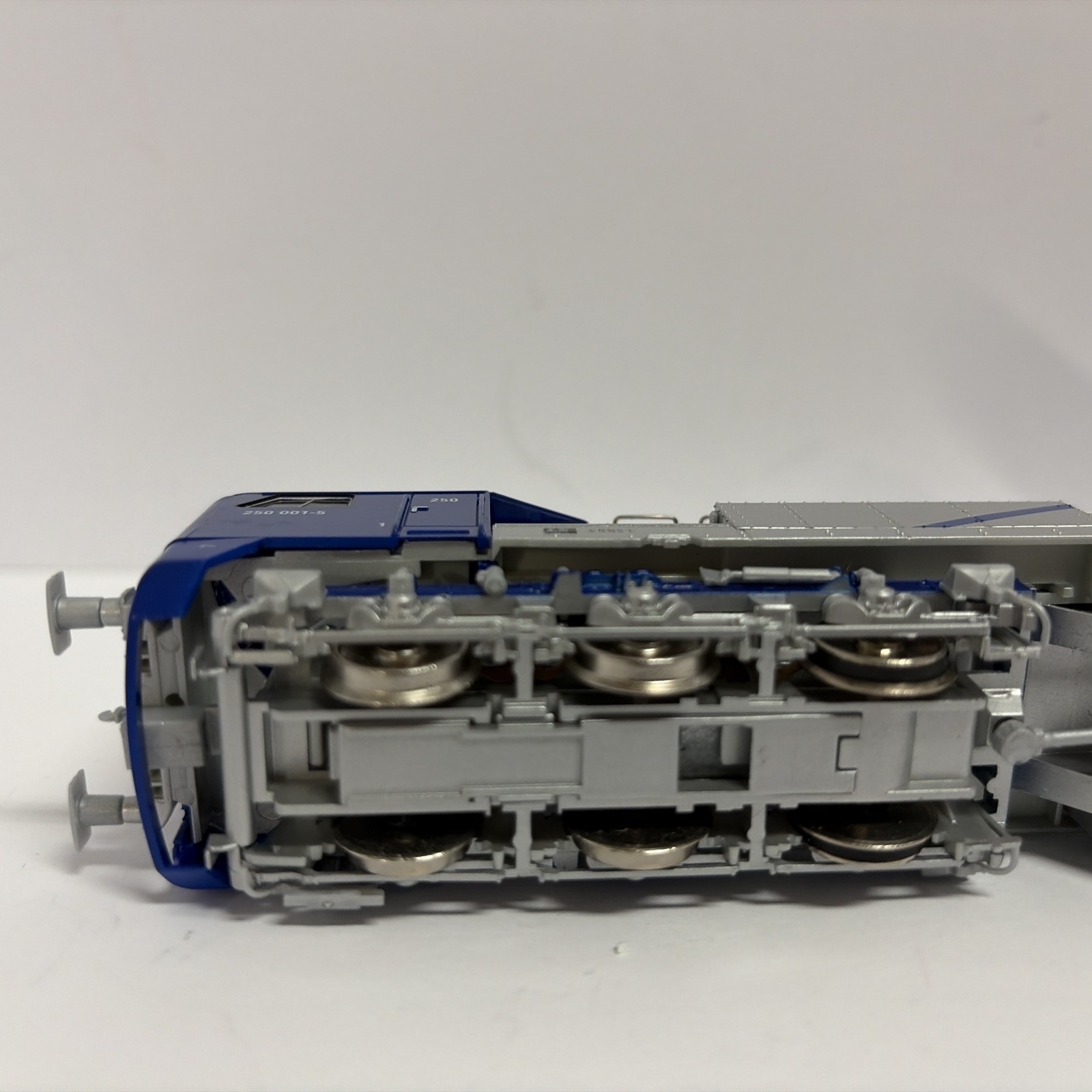 Blue Tiger ADtranz / DE-AC33C Mehano Train Line HO NOS Powered Locomotive
