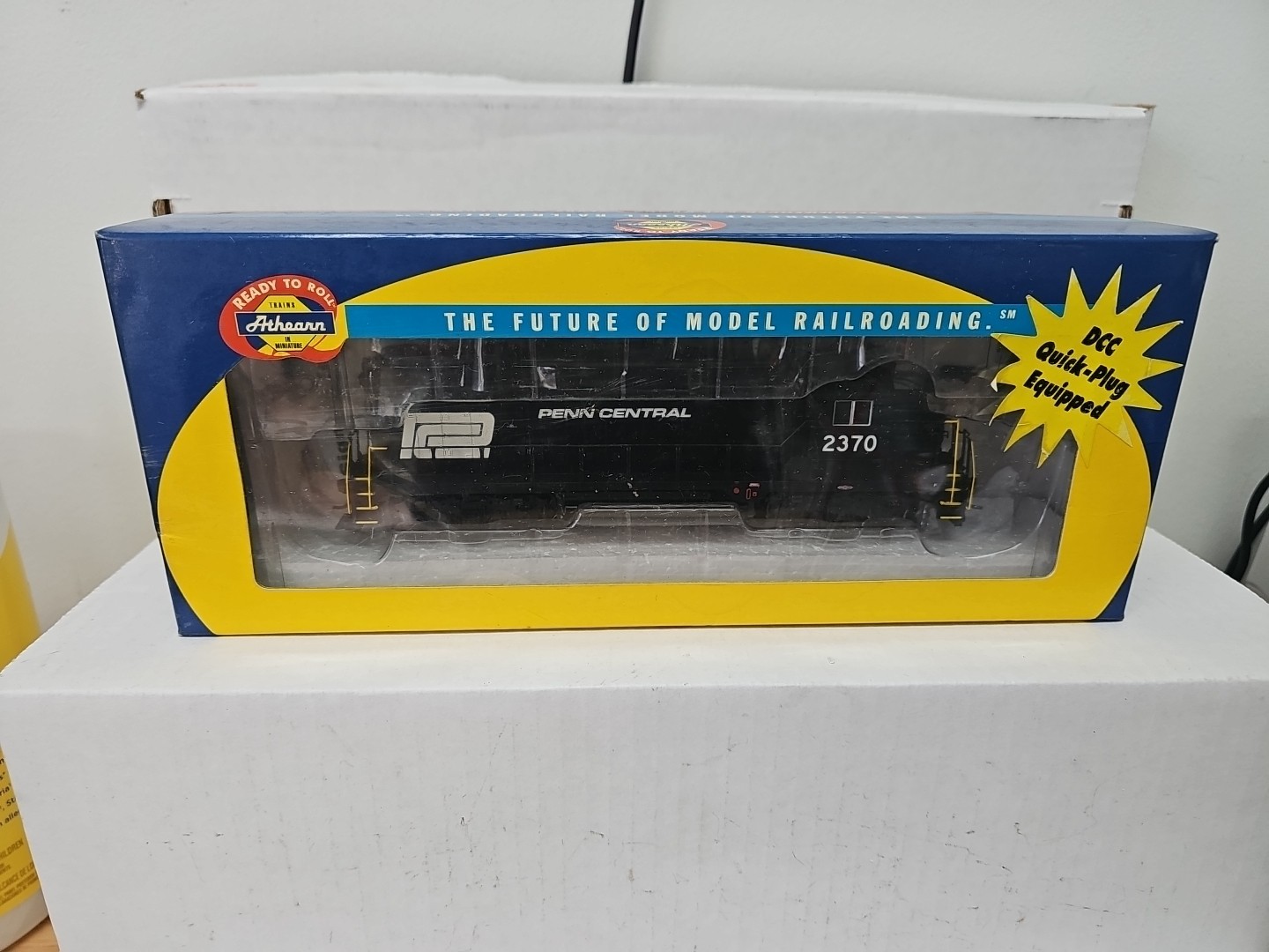 Athearn HO 94163 Penn Central GP35 2370 DC ONLY NO SOUND NEW.