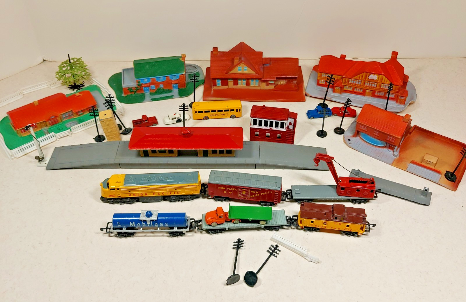 Vtg Lone Star N Scale UP Locomotive Train & Cars Houses Trucks Station England