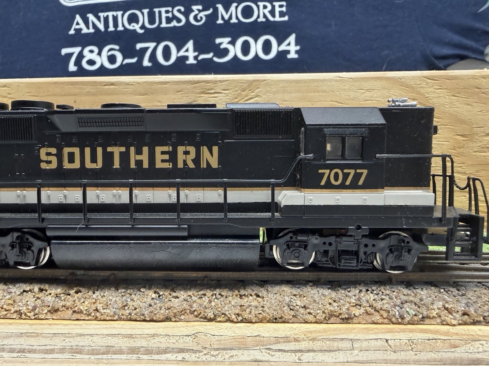 BACHMANN HO SCALE GP-50 SOUTHERN DIESEL LOCOMOTIVE #7077 BLACK AND GOLD