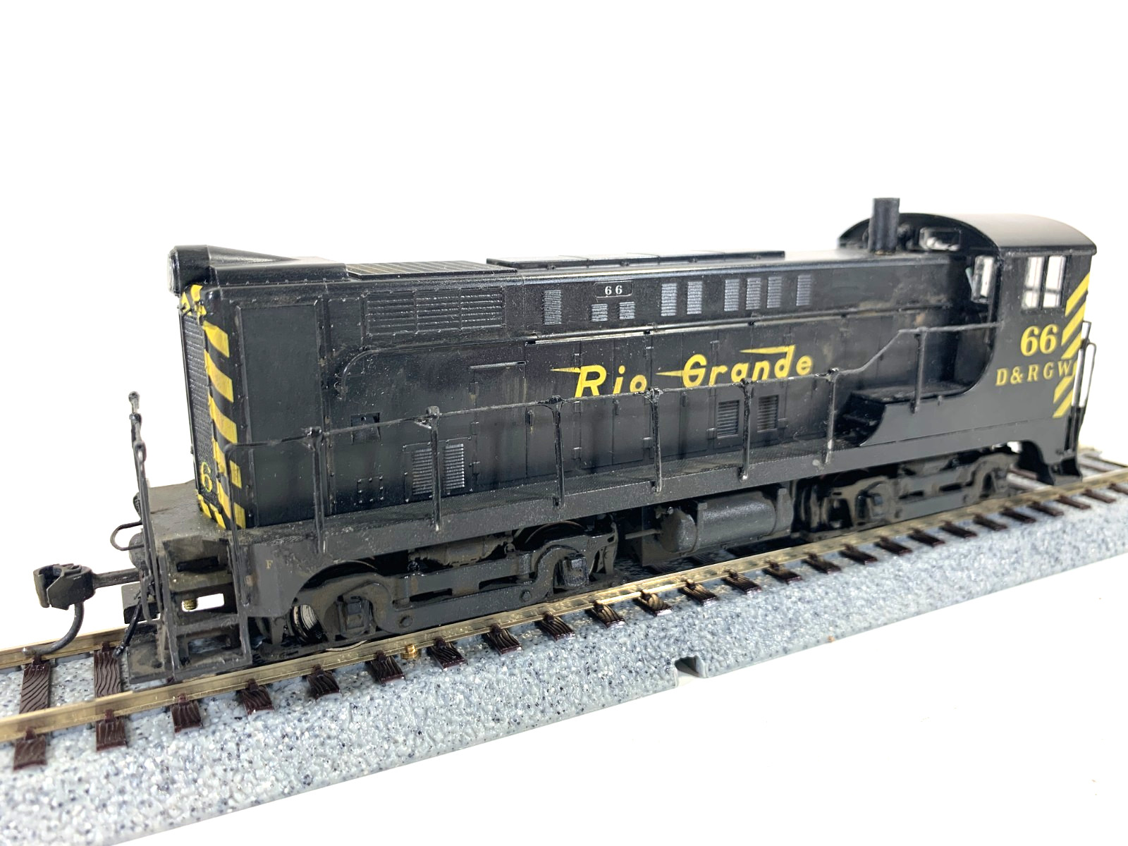 HO Stewart Hobbies 4627 Baldwin VO-660 Phase 1 #66 (weathered)