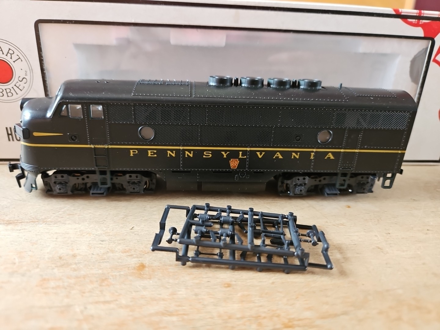 Stewart 8110 Ho Pennsylvania F3 Phase II “High Fans” Powered Loco PRR #9501 LN