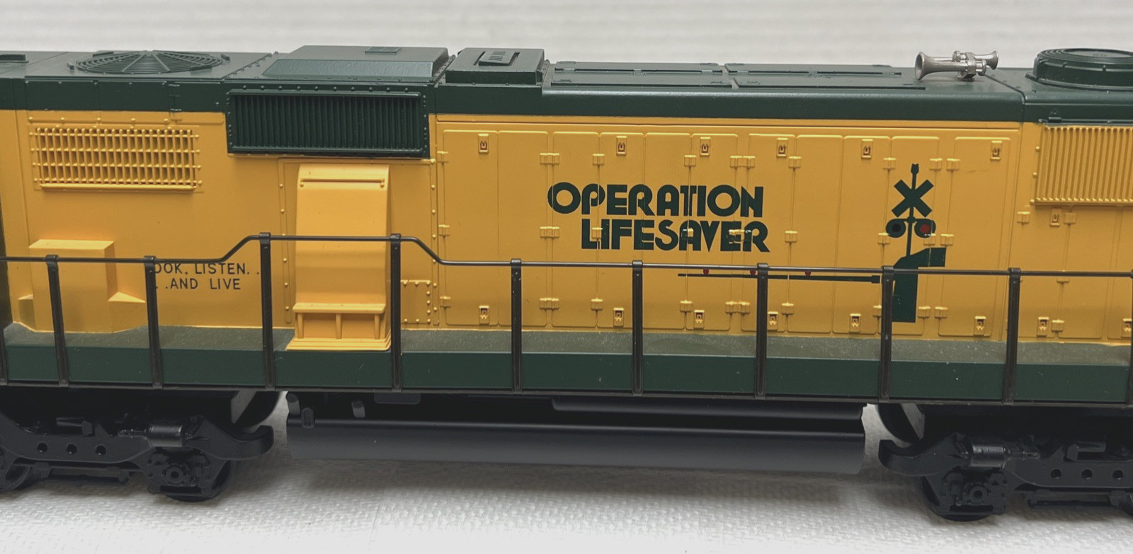 MTH MT-2047LP CHICAGO NORTHWESTERN #8061 EMD SD60M DIESEL W/PROTO-SOUND. NO BOX.