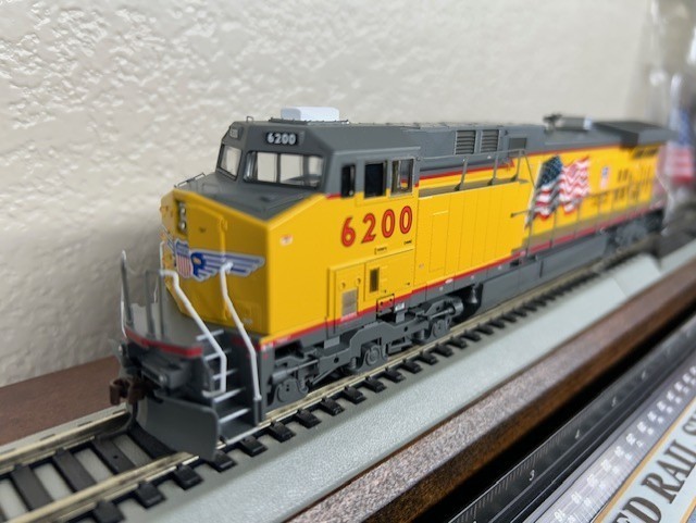 UNION PACIFIC- AC4400 ” BUILDING AMERICA FLAG ” LOCO- DC/DCC ready HO Scale NEW