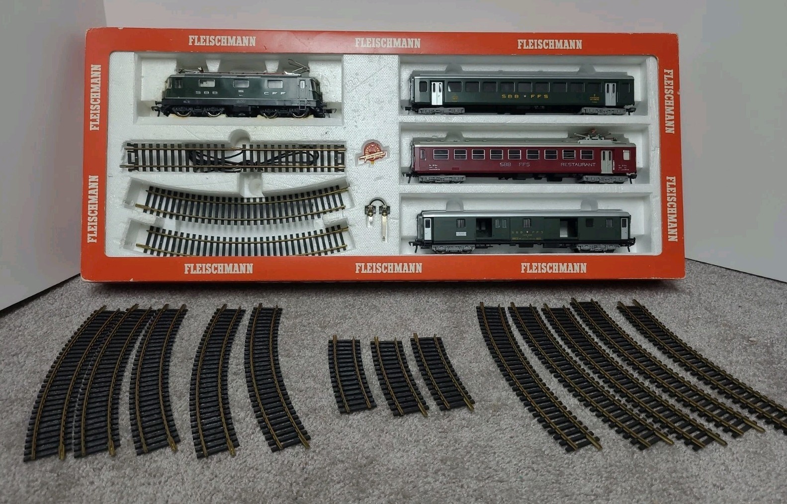 Fleischmann HO 6373 Swiss Train Set SBB CFF FFS Electric Locomotive 4 Cars Track