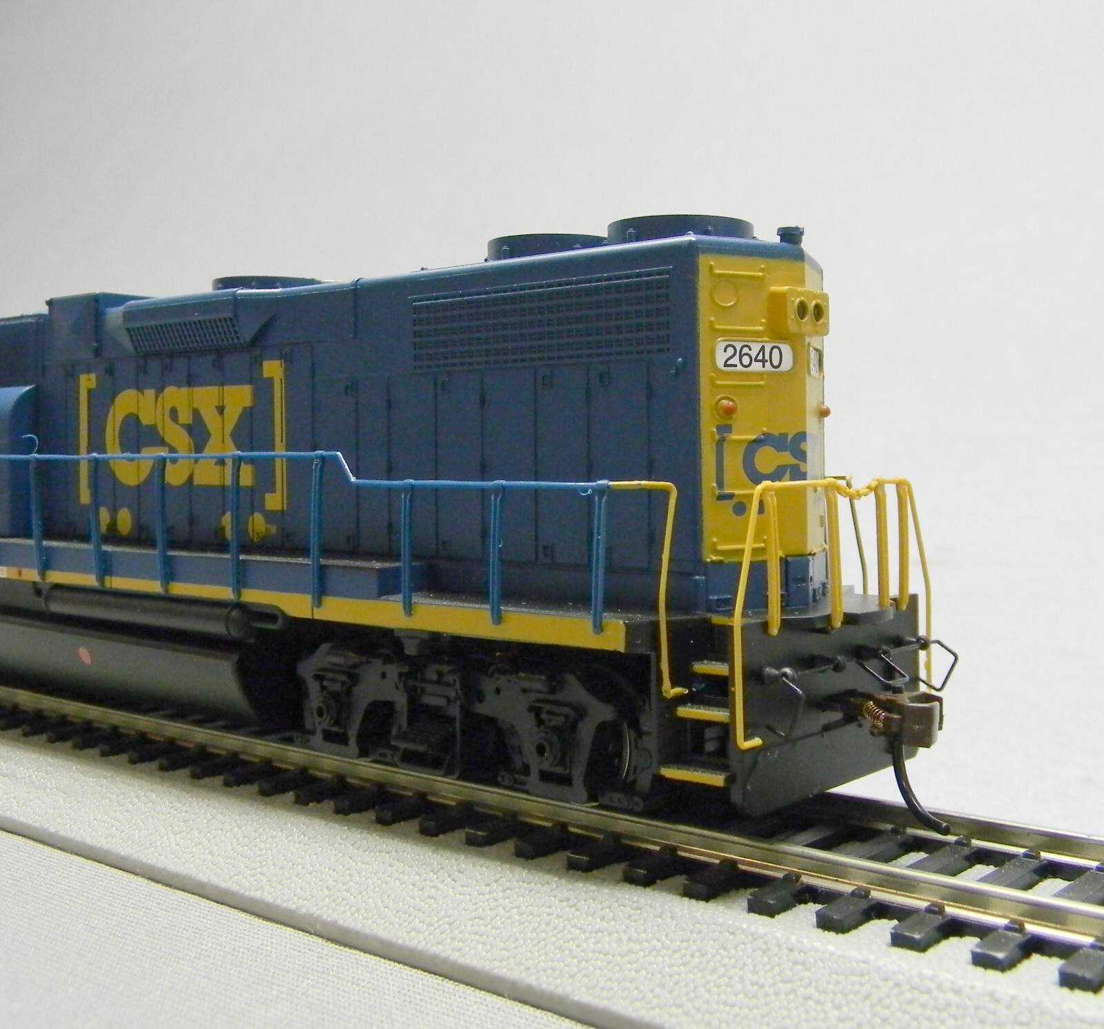 BACHMANN HO SCALE CSX GP38-2 DIESEL LOCOMOTIVE ENGINE w/ AWD #2640 BAC61720 NEW