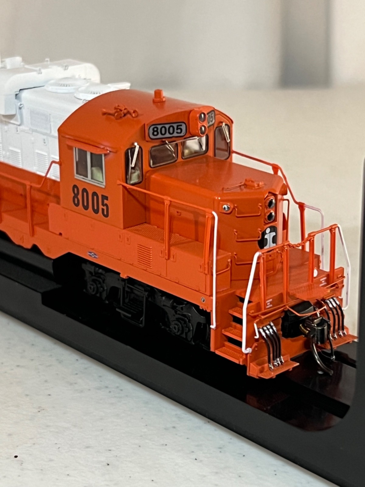 NIB HO Intermountain Illinois Central GP10 with LokSound