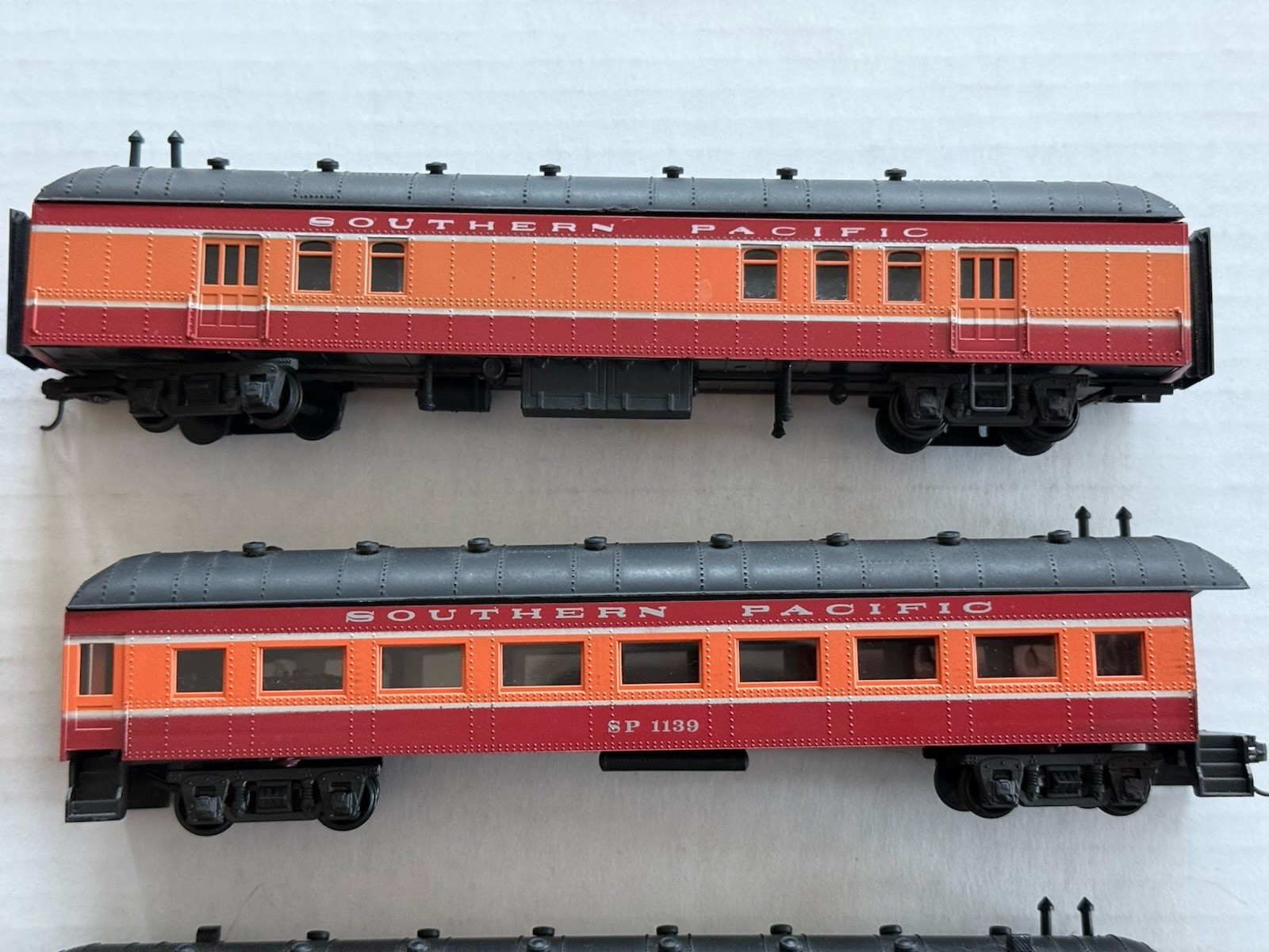 Proto 2000 HO EMD E7A diesel, SP #6000, Runs great, With 5 Passenger Cars