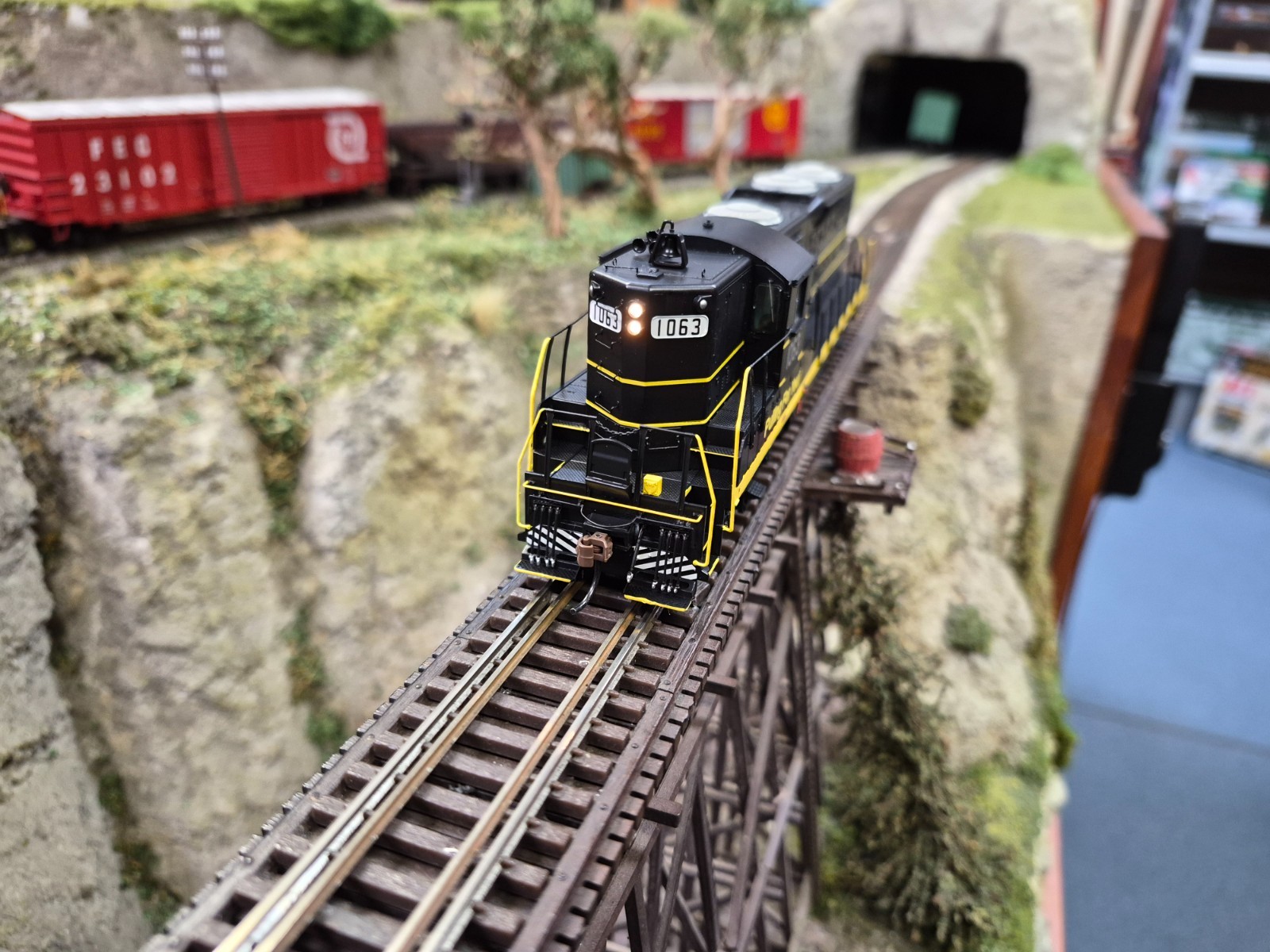 ATHEARN GENESIS G30732 HO SEABOARD COASTLINE GP-18 TSUNAMI2 DCC & SND RD#1063