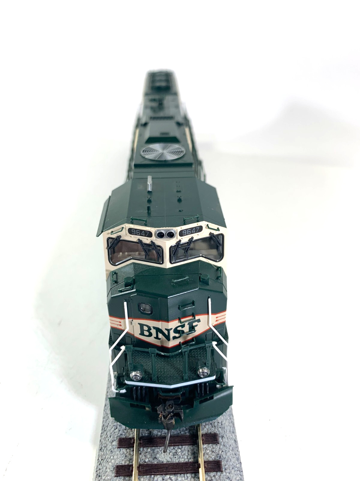 Kato HO 37-6383 BNSF Merger Scheme SD70MAC Diesel # 9647 -DCC/ No Sound