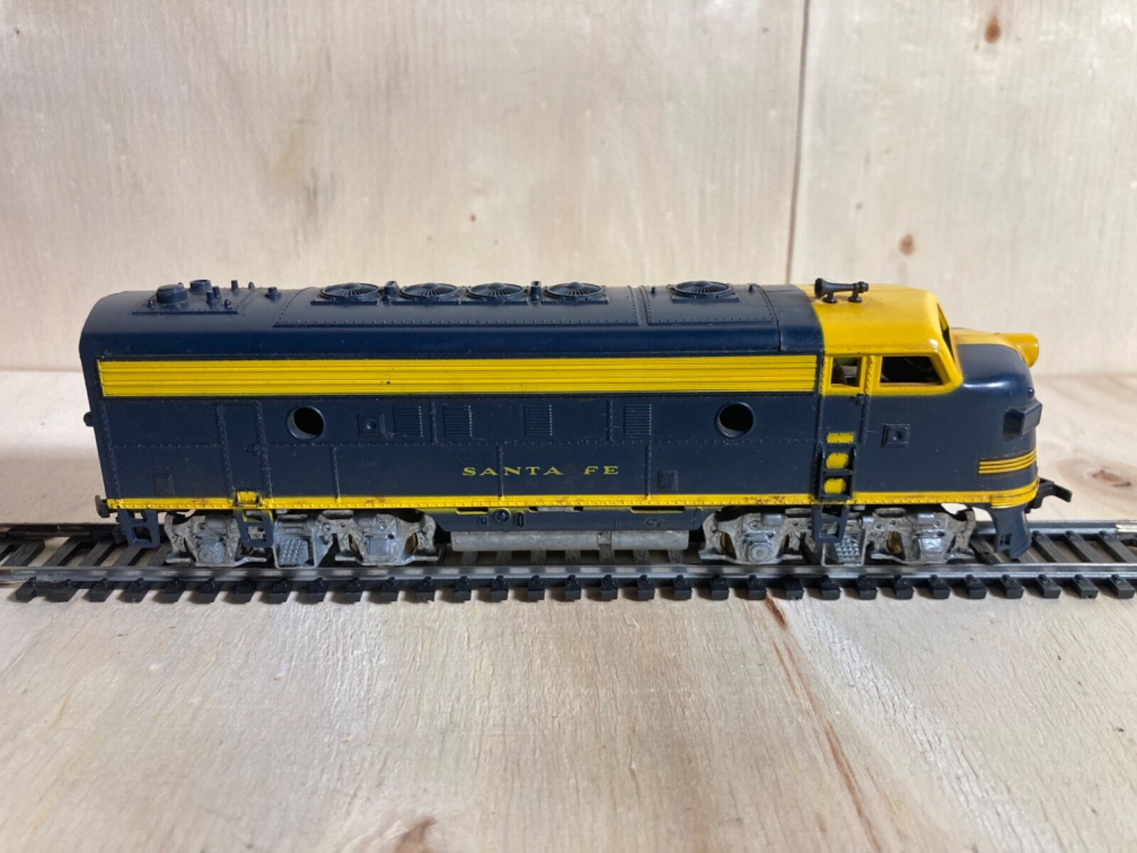 Vintage blue and yellow Athearn HO diesel locomotive Santa Fe
