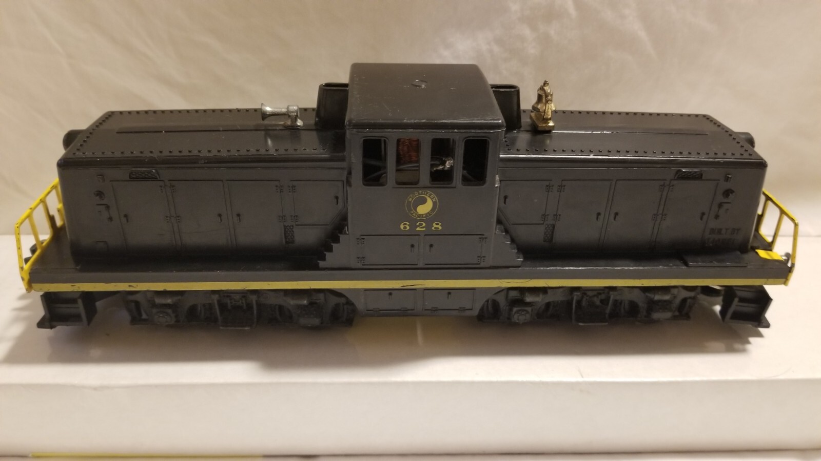 1956 Lionel 628 Northern Pacific Diesel Switcher – Good Condition