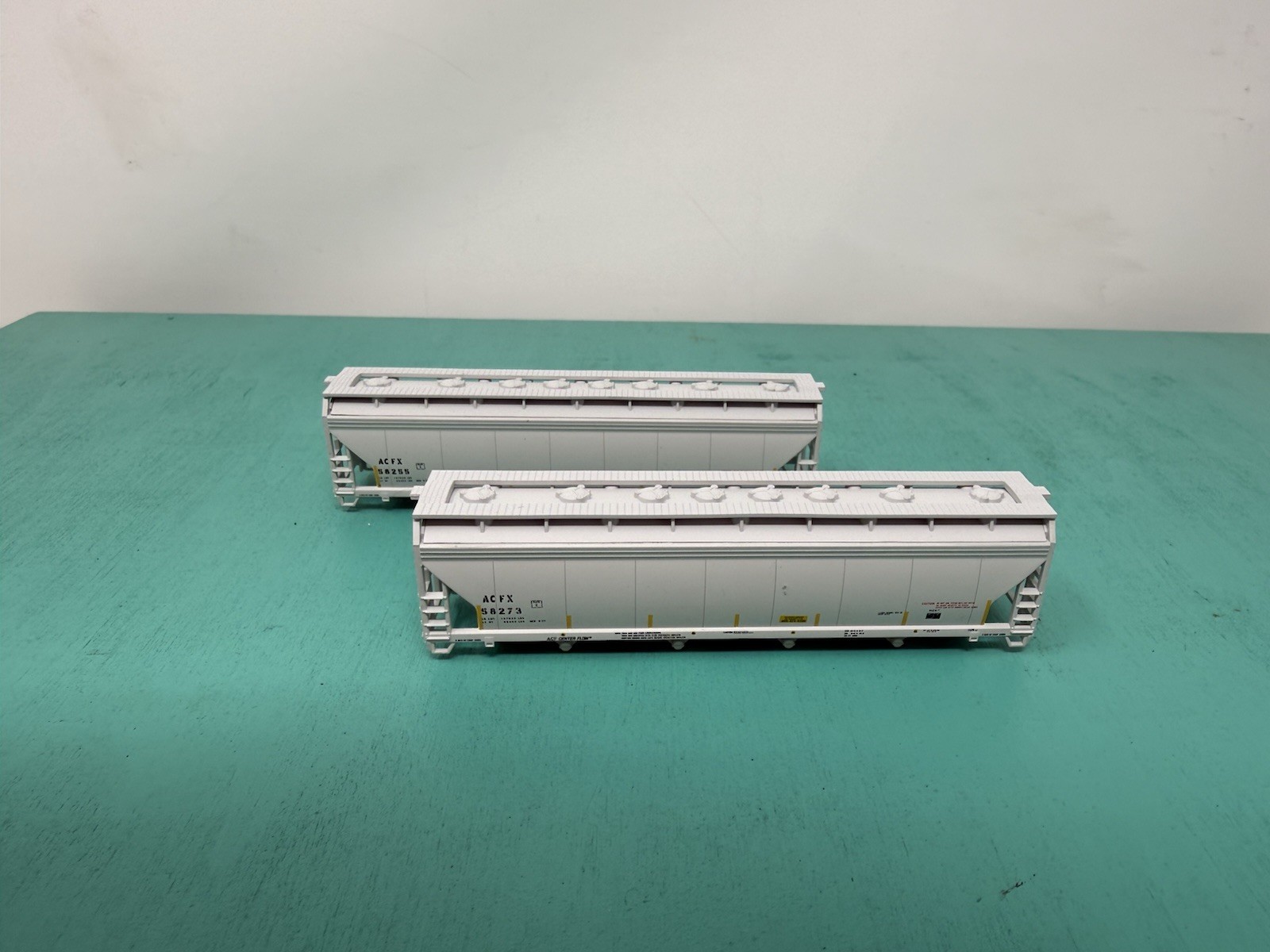 Atlas N – TM 5250 Hopper – No Trucks / Package – GE ACFX Set Of 2 Safe Stripe