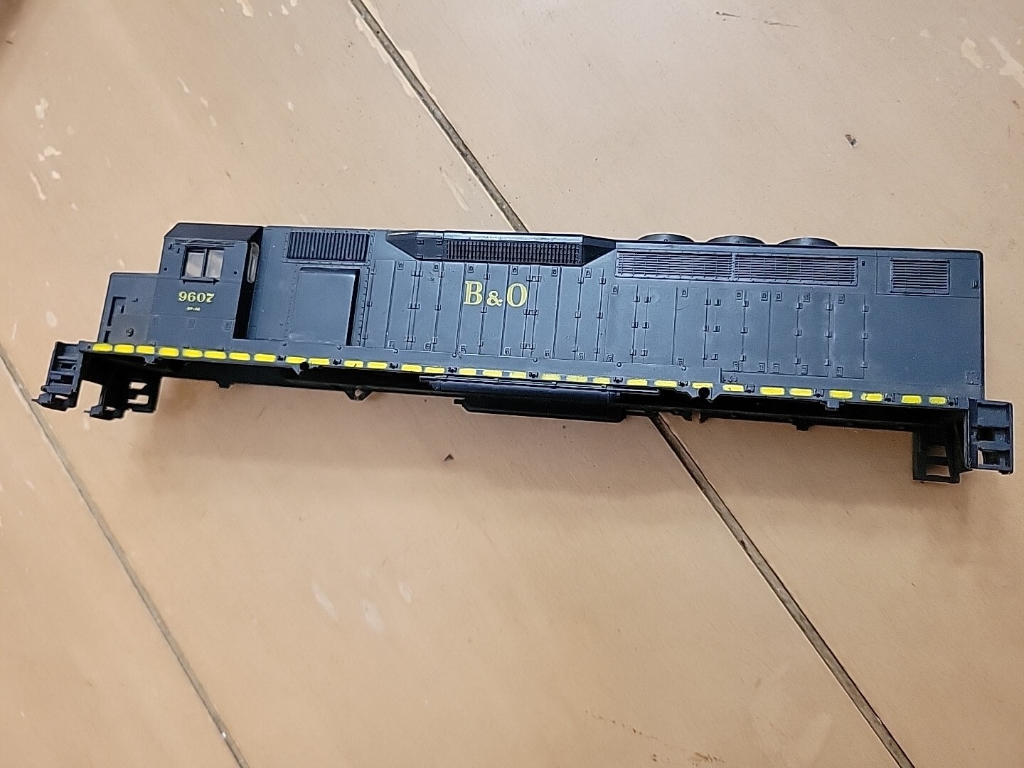 Athearn HO 4101 B&O Baltimore & Ohio #9607 SDP-40 Diesel Locomotive Shell Used