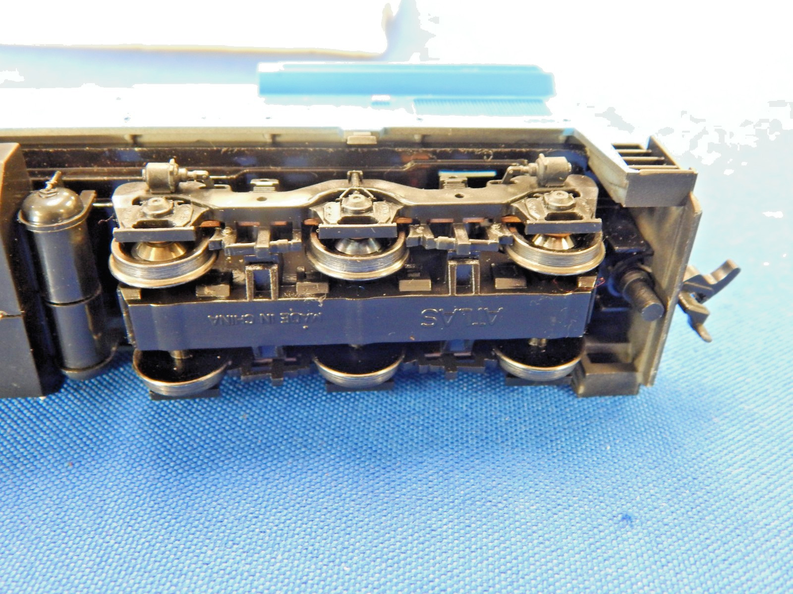 HO Atlas C30-7 No. 8609 Conrail #6601 Locomotive Engine & Model Power Box Car