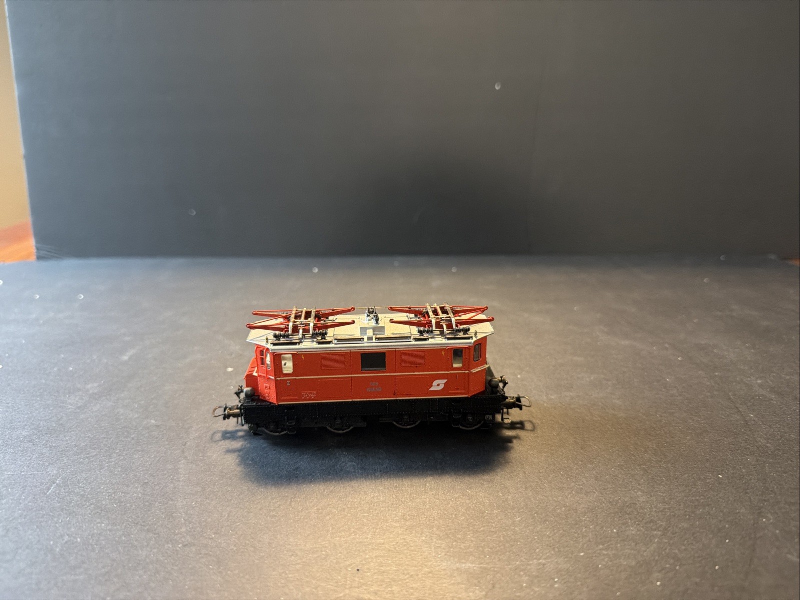 Roco 43700 HO OBB 1045 014-6 Diesel Locomotive R.31