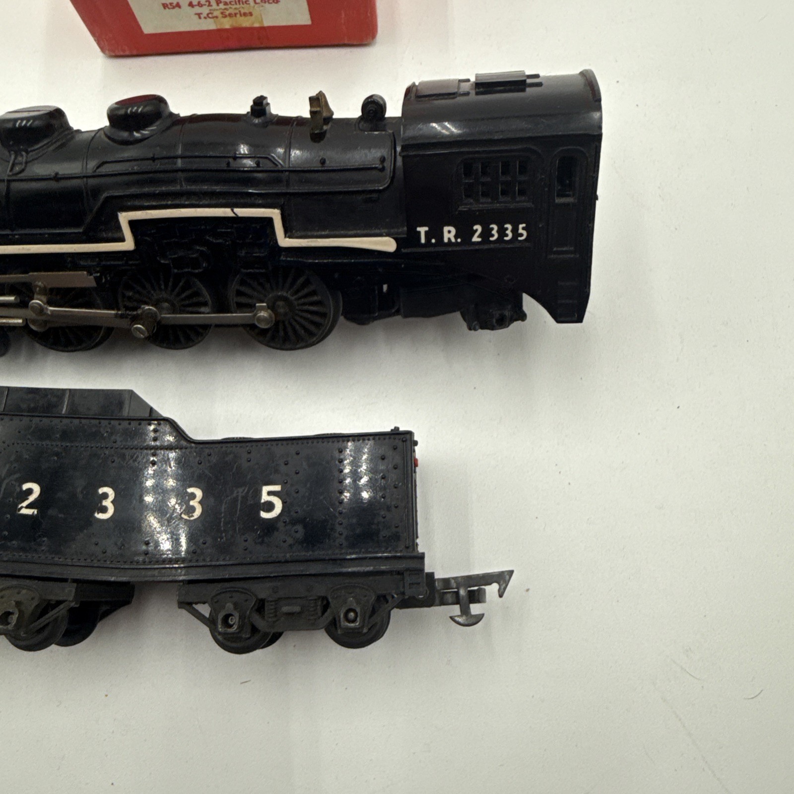 TRI-ANG RAILWAYS R-54 TC SERIES 4-6-2 PACIFIC LOCOMOTIVE #2335 & TENDER R-32