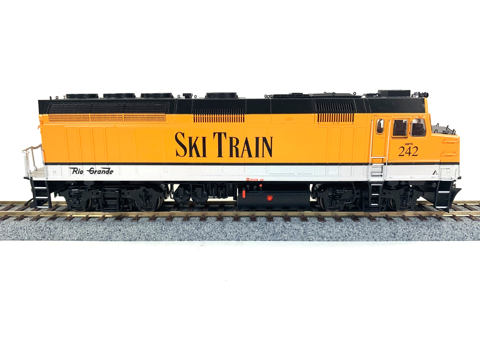 Rapido 83611 Ski Train F40PH w/ ditch lights #242 – DC/DCC/ Sound