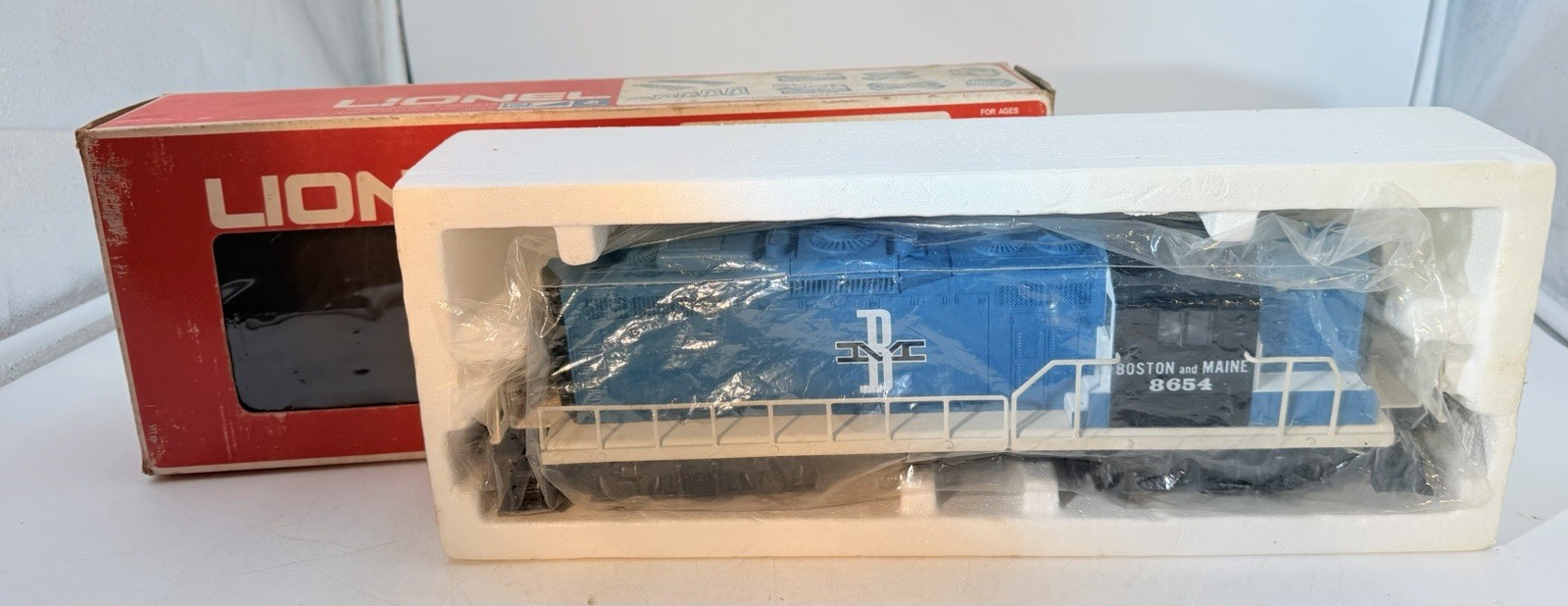 LIONEL 6-8654 BOSTON & MAINE GP-7 METAL FRAME ORIGINAL BOX Vintage USA 14”