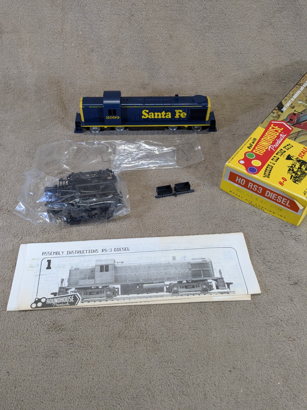 Roundhouse 2351 HO Scale A.T. & SANTA FE Locomotive Blue Yellow Kit 2099