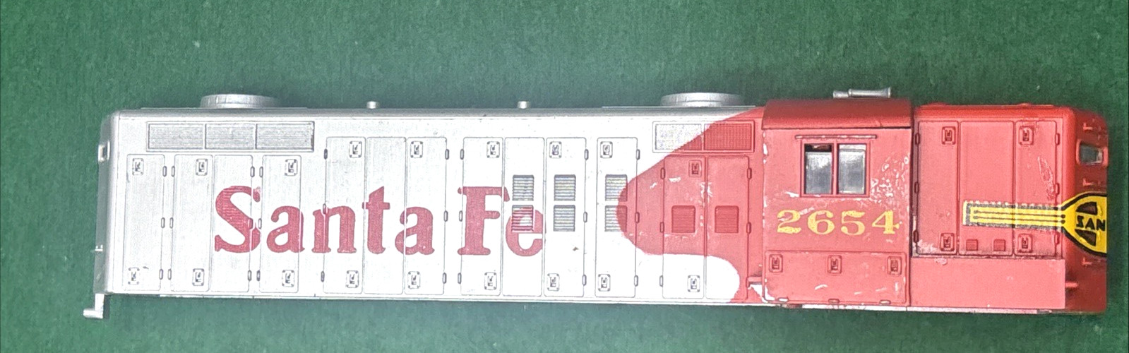 AHM 2654 Santa Fe GP-18 Diesel Locomotive HO Scale Unused Shell, Some Paint Loss