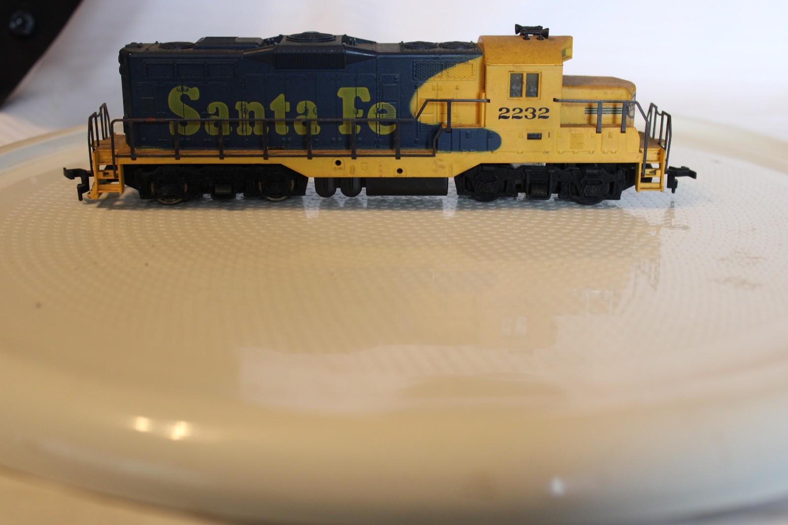 HO Scale Cox, Diesel Locomotive Santa Fe Blue War Bonnet #2232