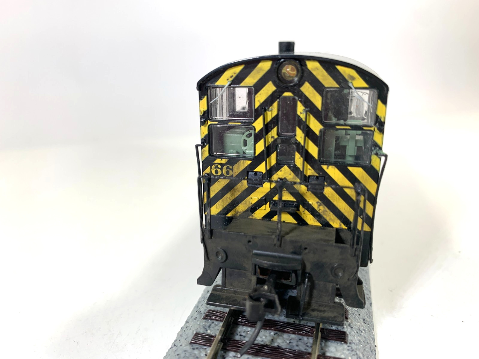 HO Stewart Hobbies 4627 Baldwin VO-660 Phase 1 #66 (weathered)