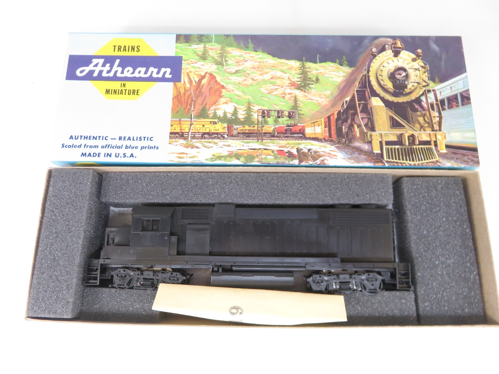 Athearn Blue Box 4662 HO Scale Undecorated EMD GP38-2 Diesel Locomotive Dummy