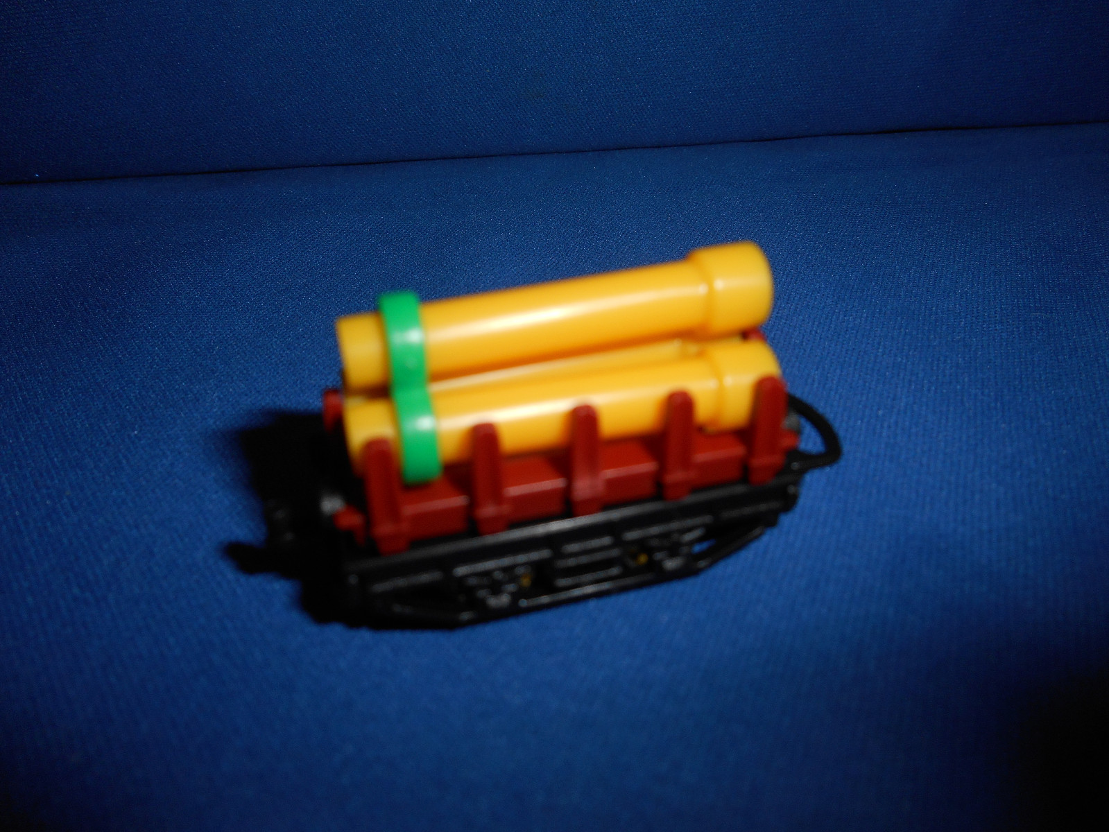 FREIGHT Rail TRAIN w/ CONSTRUCTION PIPES CAR Plastic Kinder Surprise Egg N Scale