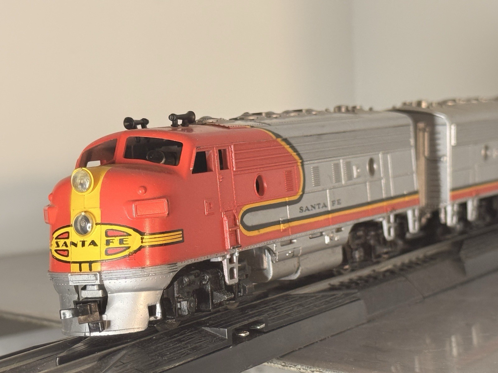 HO Scale Athearn Santa Fe F7 A/B Warbonnet Diesel Locomotive Powered A, Dummy B