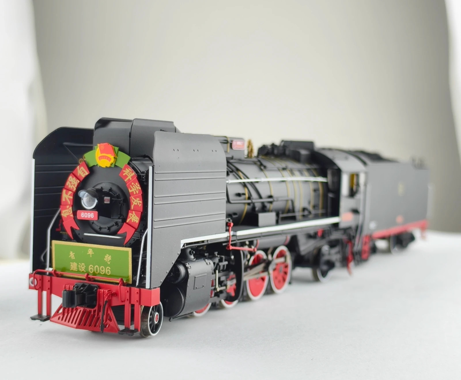 Kairyu China Railway JS 2-8-2 Steam Locomotive with Tender (DCC Sound & Smoke)