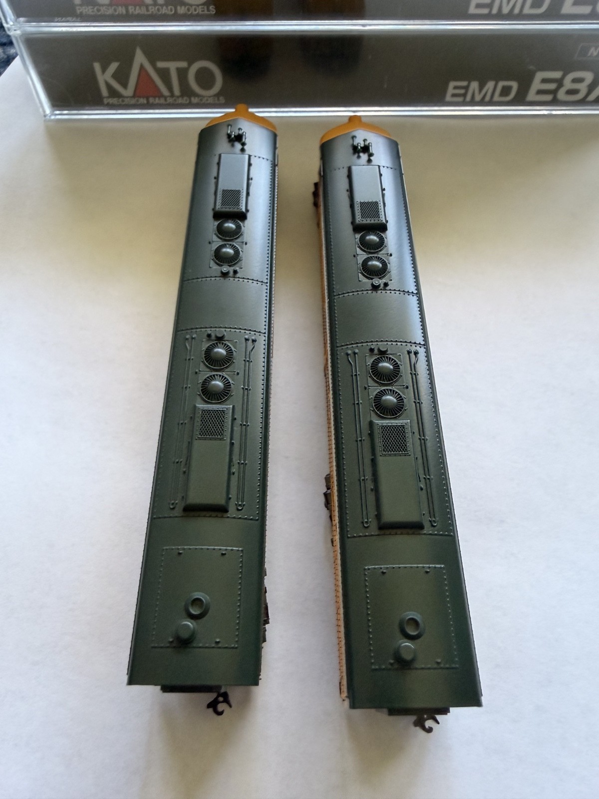 🚂 KATO N SCALE CHICAGO & NORTHWESTERN CNW EMD E8 DIESEL LOCO PAIR 5021A 5021B