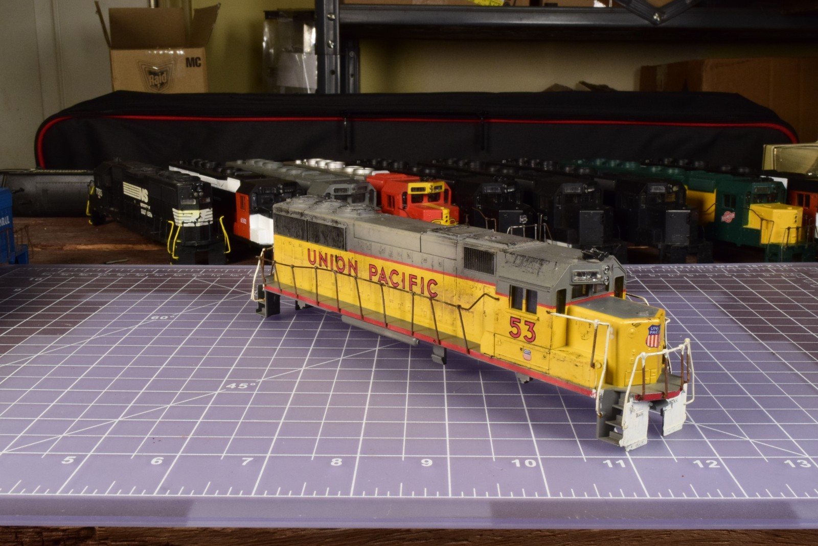 HO SHELL modified Union Pacific 53 cab/eyebrow insert, metal railings, horns NHV