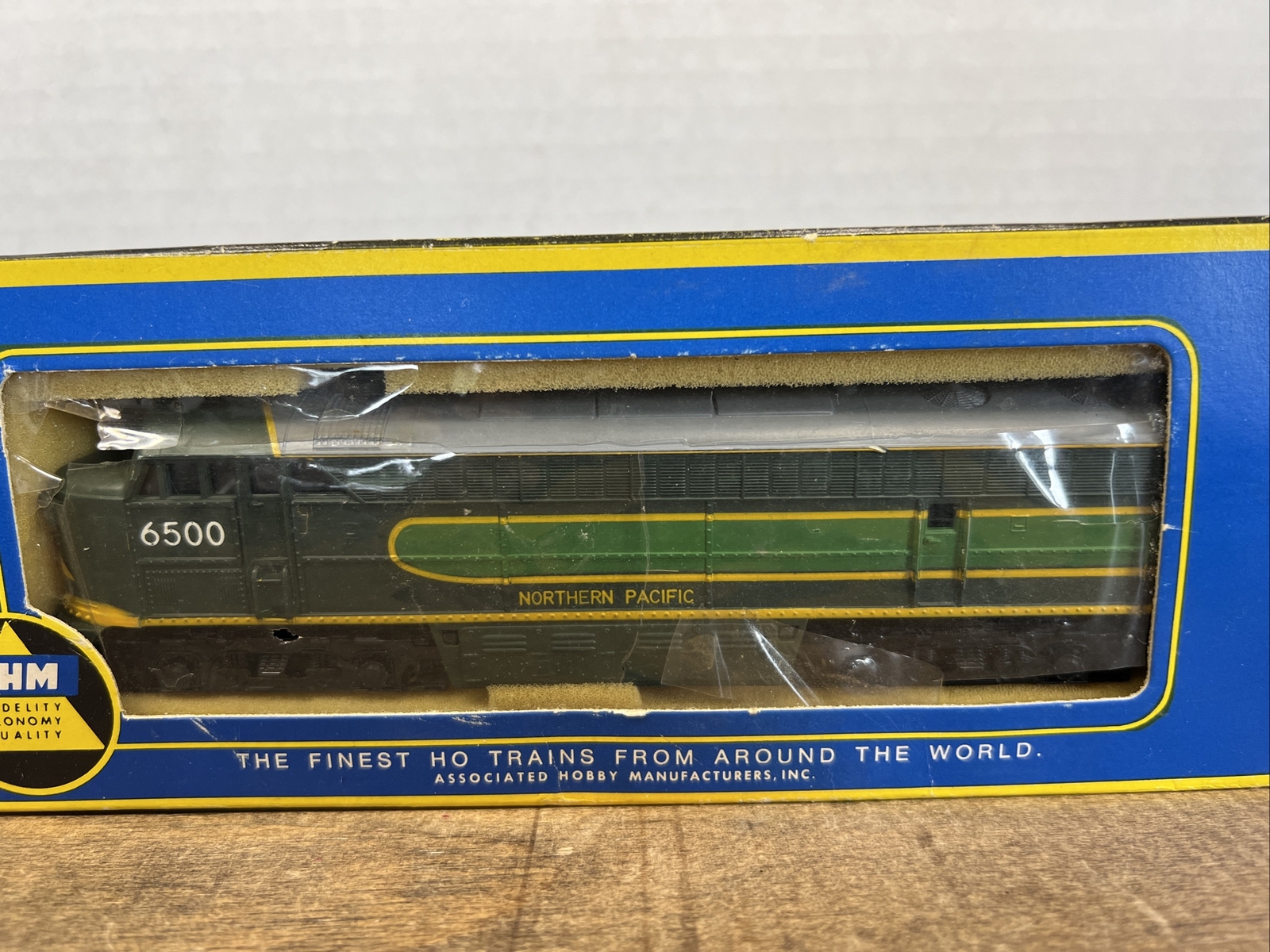 AHM HO Northern Pacific Train 6500 C-Liner Diesel Locomotive