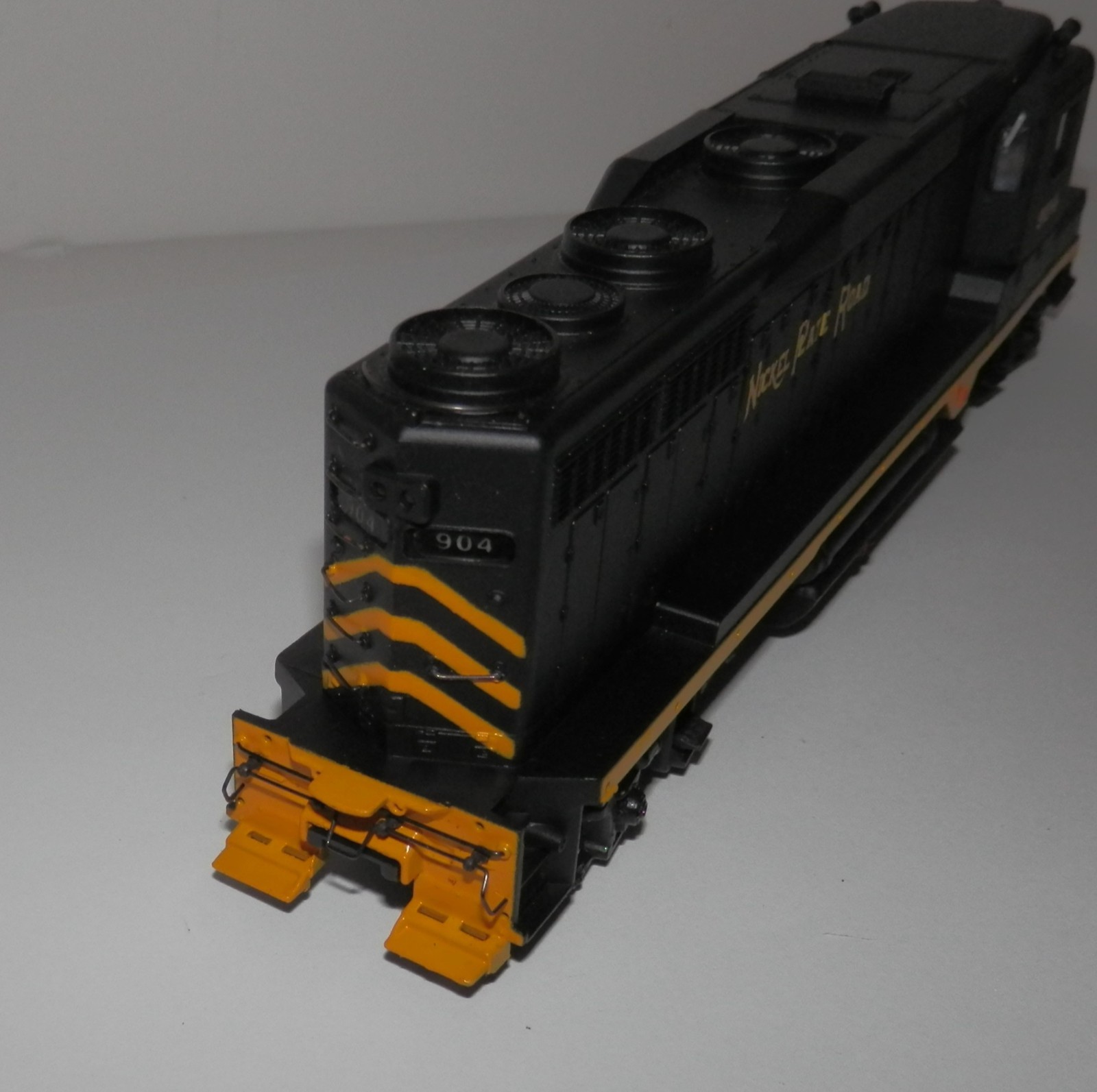 Spectrum HO Scale POWERED Nickel Plate Road 904 EMD GP30 Diesel #82028