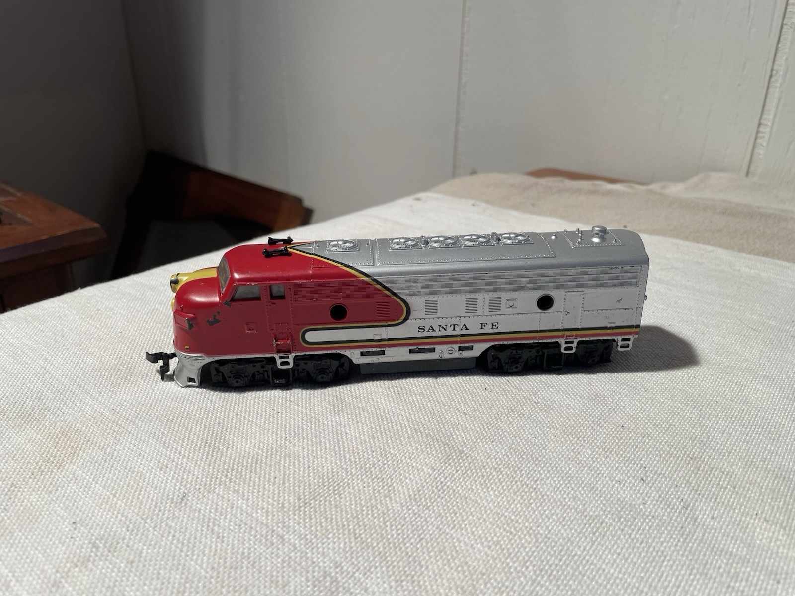 HO Scale Santa Fe F7 Diesel Locomotive Life-Like Powered Tested Runs Service